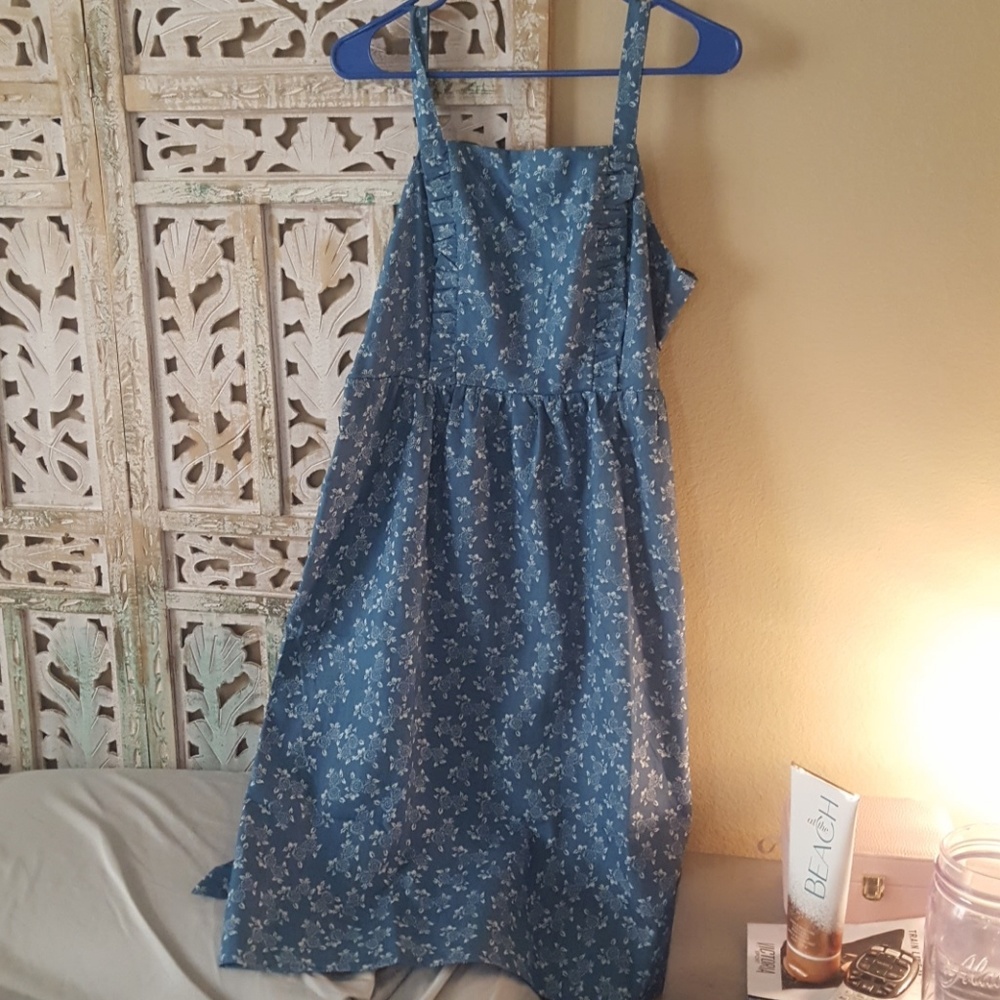 Beautiful  dress perfect day dress.